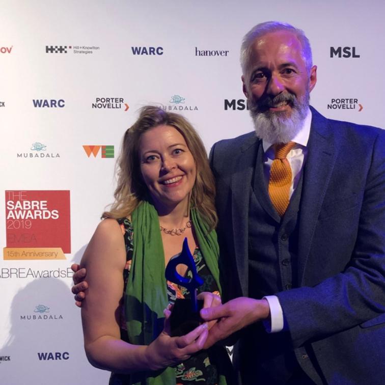 Lena Heden and Mark Pinsent holding a Sabre Award